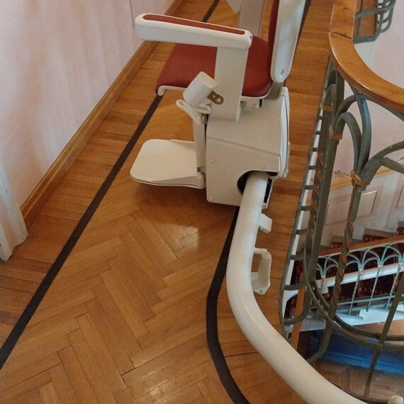 Tecnosan - Handicare FREECURVE - poltroncina montascale scala curva