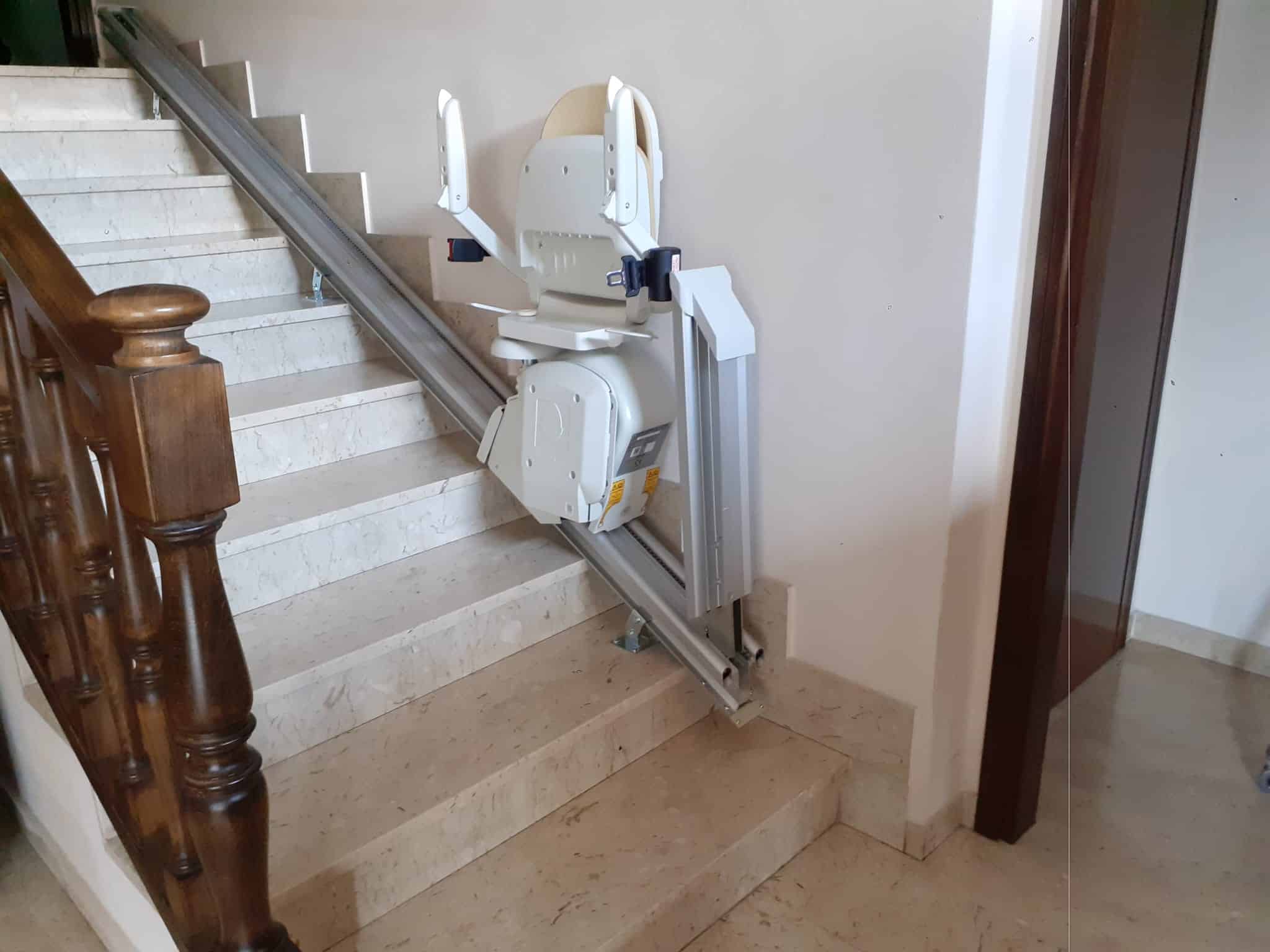 Montascale a poltroncina per scale dritte Acorn A130